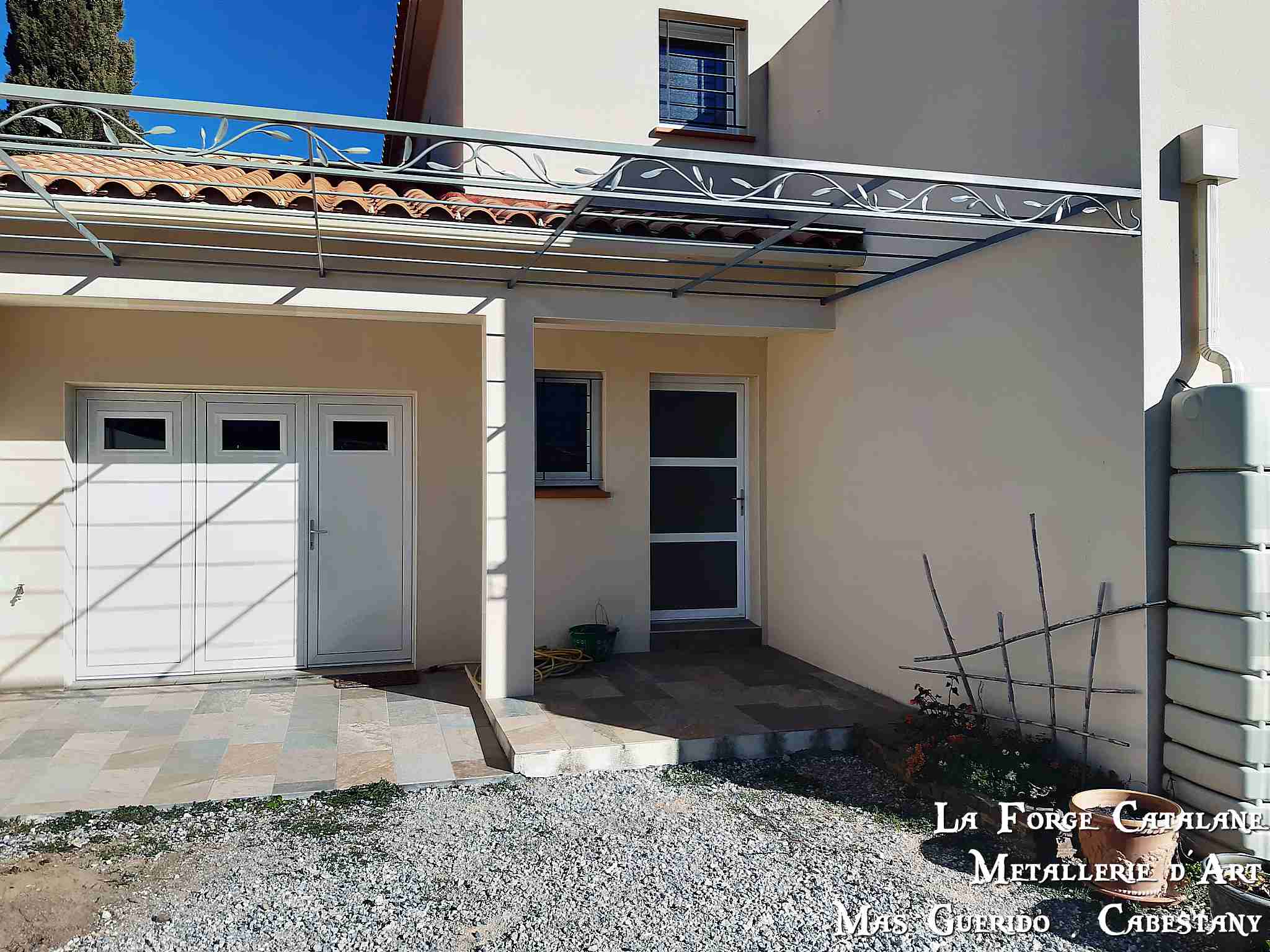 pergola en fer thermolaque avec frise motif rameau olivier avec olives et feuilles  forge catalane.jpg